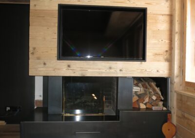 Chemineeverkleidung in Schwarzblech