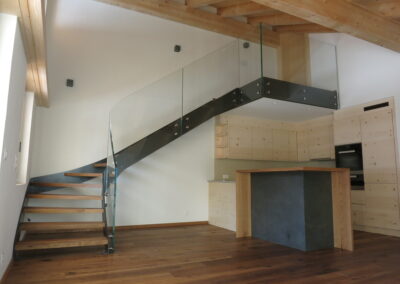 Treppe viertelgewunden mit Ganzglasgeländer