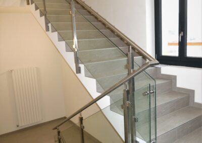 Treppengeländer in Chromstahl mit Glasfuellung