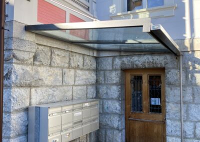 Vordach mit Glasfüllung