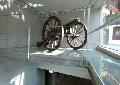 Glaspodest für Saaner Kanone